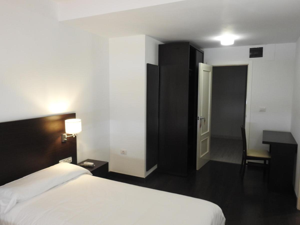 Hostal Meson De Paco Cariñena Exteriör bild
