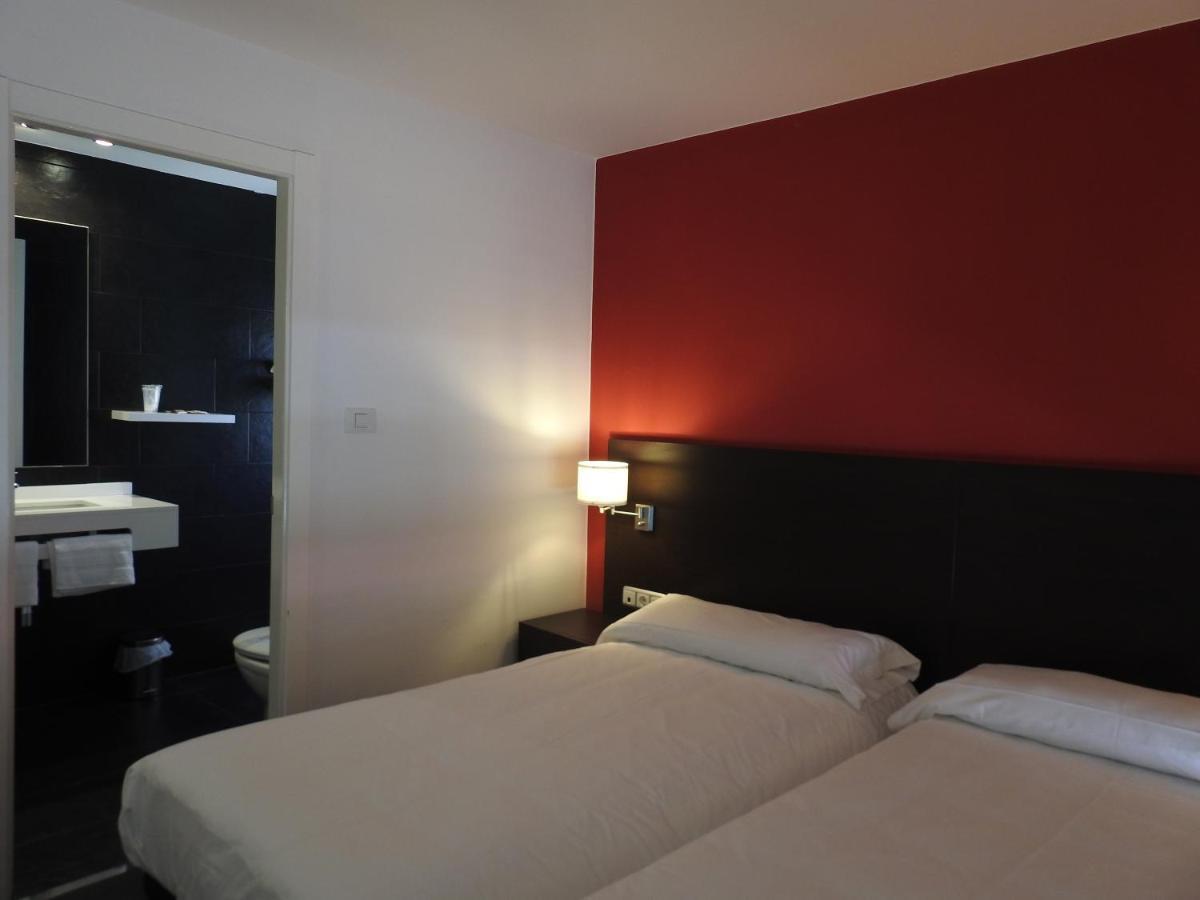 Hostal Meson De Paco Cariñena Exteriör bild