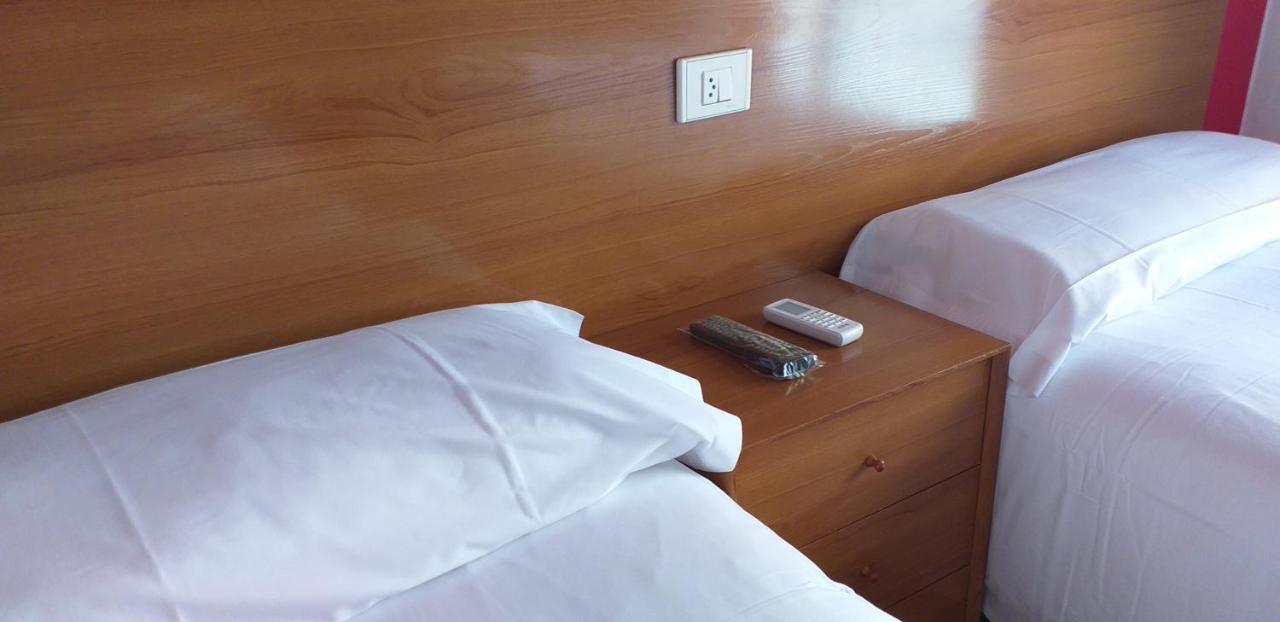 Hostal Meson De Paco Cariñena Exteriör bild