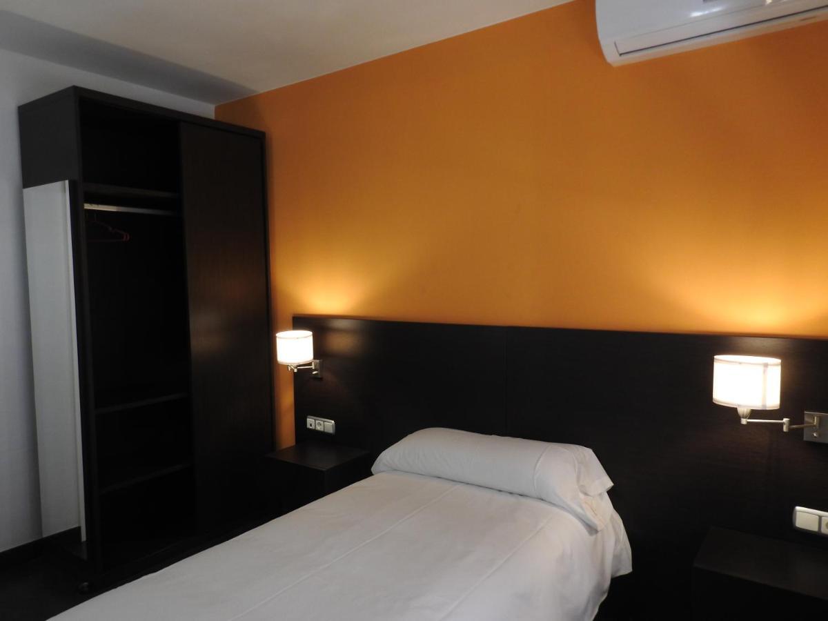 Hostal Meson De Paco Cariñena Exteriör bild